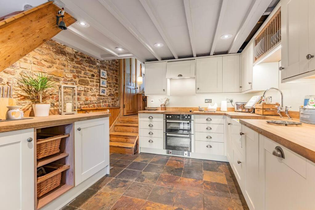 Pieman'S Cottage - Pulborough, West Sussex Cottage - Sunny Courtyard Екстер'єр фото